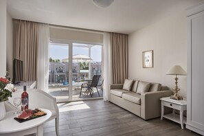 普通套房, 泳池景 | 客廳 | 平面電視