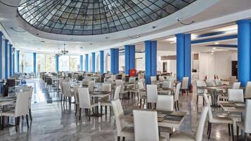 2 restaurants, breakfast, lunch, dinner served; international cuisine