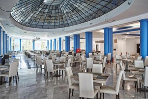 2 间餐厅，供应早餐、午餐和晚餐，国际美食