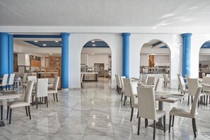 2 間餐廳；供應早餐、午餐、晚餐；多國菜