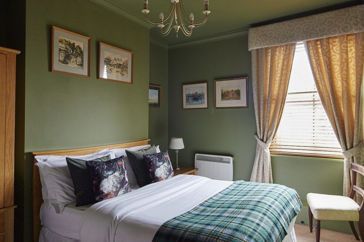 Desk, iron/ironing board, free WiFi, bed sheets
