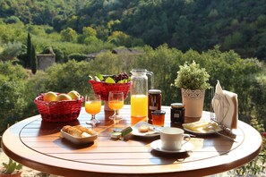Daily local cuisine breakfast (EUR 7.5 per person) - Quinta de Recião (Lamego)