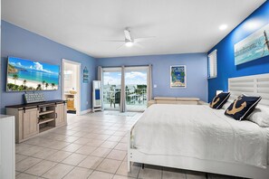 4 habitaciones, escritorio y tabla de planchar con plancha 