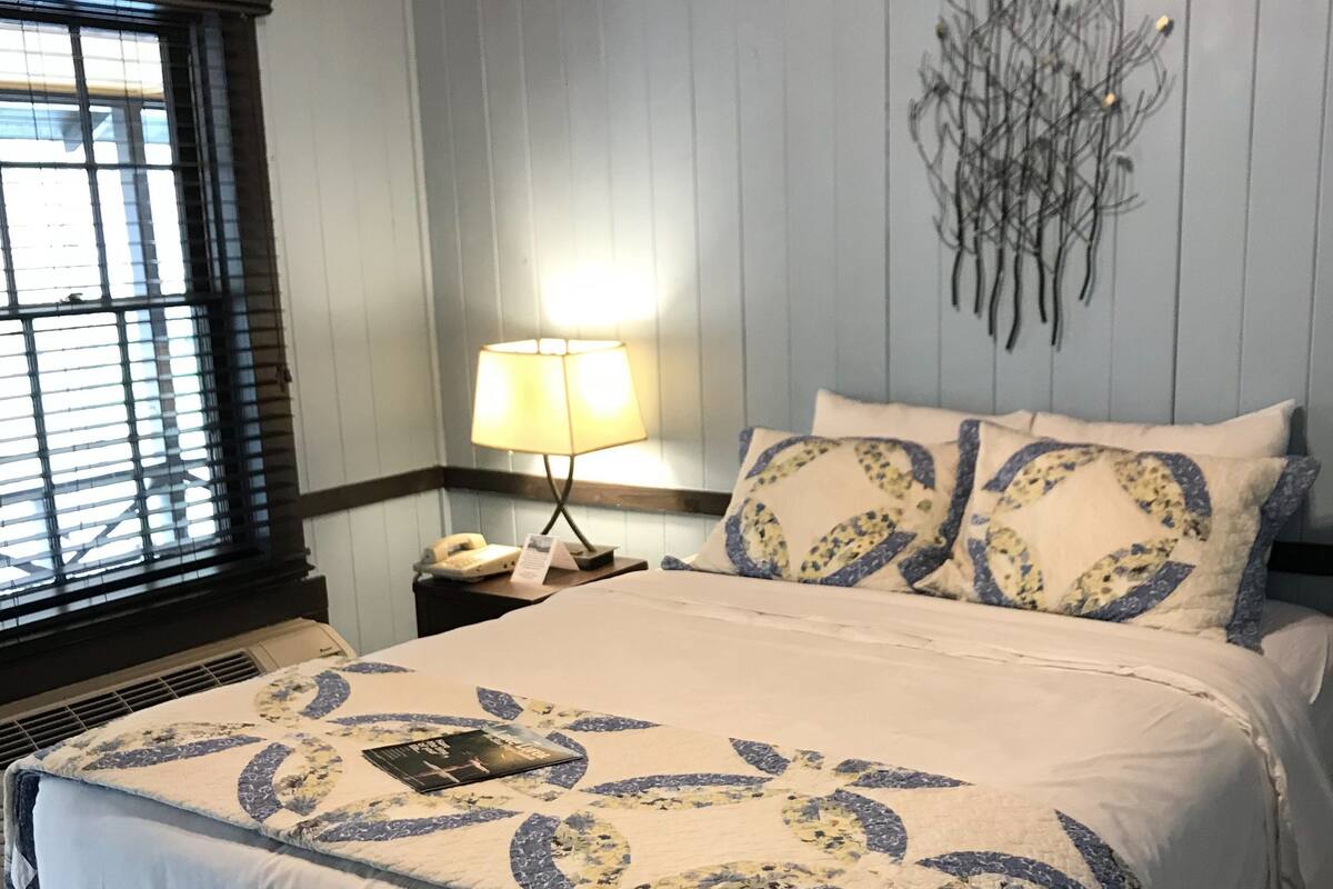 Standardrum - 1 queensize-sÀng - balkong (The Carolina Room) | 1 sovrum, sÀngtillbehör av högsta kvalitet, gratis wi-fi och sÀngklÀder