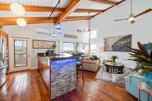 Älytelevisio, kirjoja, tietokoneen näyttö, tulostin