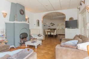 32-inch flat-screen TV with cable channels, TV - Pirombo Bed & Breakfast (Noordwijk)