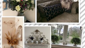 A living room with a sofa, decorative pillows, a vase with flowers, and a window with a lamp. - Pirombo Bed & Breakfast (Noordwijk)