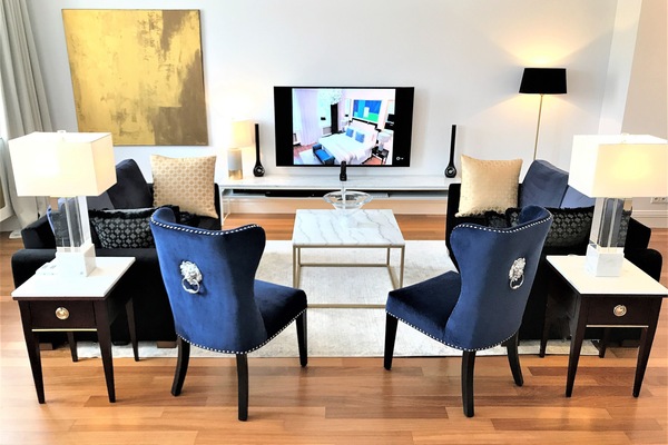 Presidential Suite, 3 Bedrooms, 2 Bathrooms (Market Square view, 180 m2) | Área de estar | TV de tela plana 55 polegadas com canais a cabo, TV, Netflix