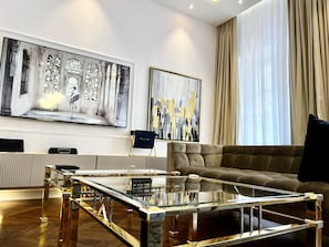 Luxury Magnific Suite, 2 Bedrooms, 2 Bathrooms (Krzywe Kolo street, Old Town view, 105 m2) | Área de estar | TV de tela plana 55 polegadas com canais a cabo, TV, Netflix