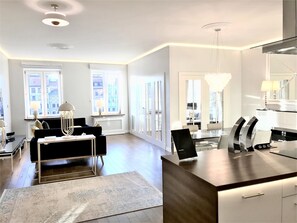 Signature Suite, 3 Bedrooms, 2 Bathrooms (Main Market Square view, 175 m2) | Cocina privada | Frigorífico grande, horno, placa de cocina y lavavajillas