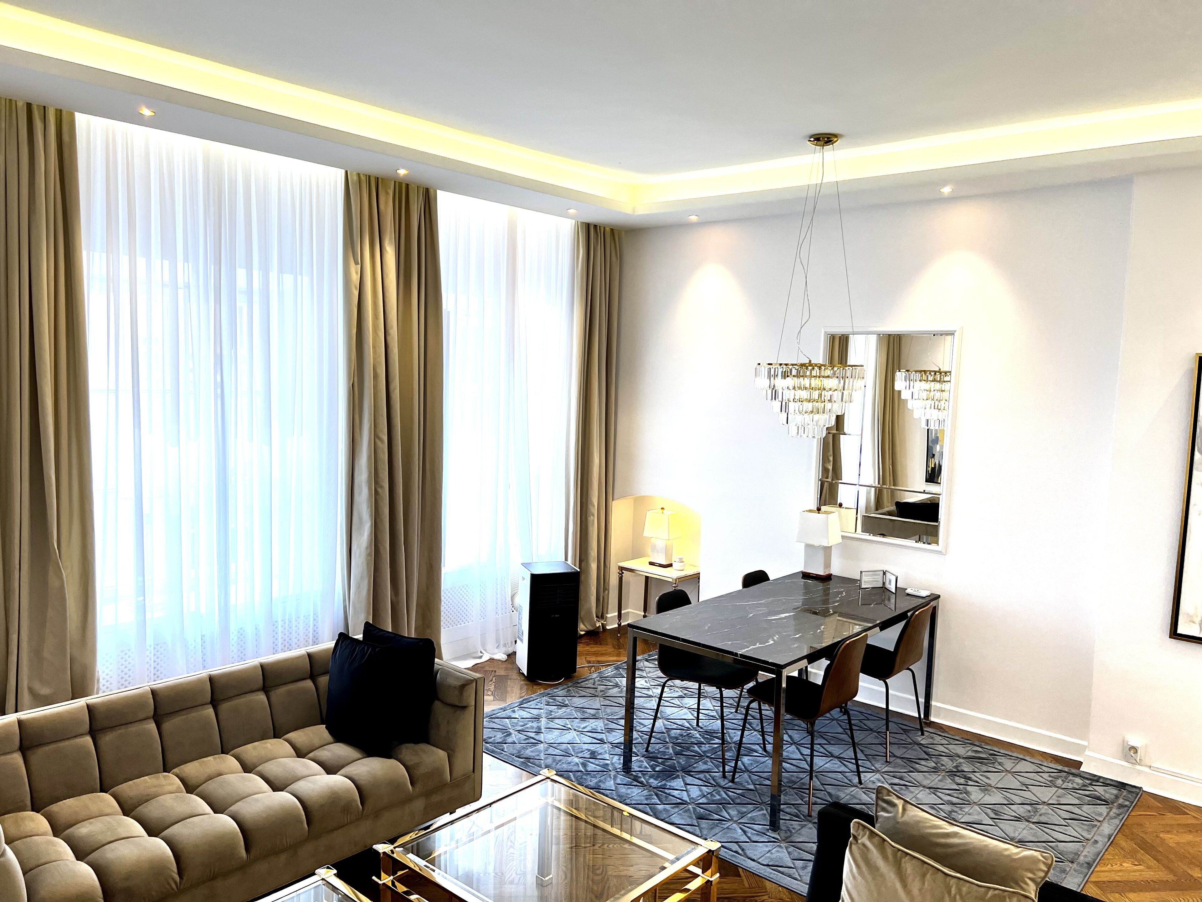 Luxury Magnific Suite, 2 Bedrooms, 2 Bathrooms (Krzywe Kolo street, Old Town view, 105 m2) | Dining room