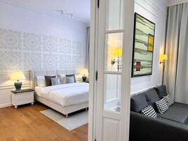 VOTRE Suite, 1 Bedroom (Royal Route View, 62 m2, ul. Królewska 2) | Oleskelualue | Taulutelevisio, Netflix, DVD-soitin, maksullisia elokuvia