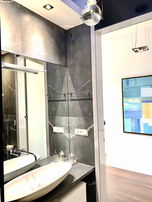 MONDRIAN Suite, 2 Bedrooms (Main Market Square view, 180 m2) | Baño | Ducha, artículos de higiene personal de diseño y secador de pelo