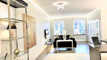 Signature Suite, 3 Bedrooms, 2 Bathrooms (Main Market Square view, 175 m2) | 客廳 | 55-吋平面電視、有線頻道、電視、Netflix