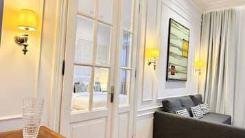 VOTRE Suite, 1 Bedroom (Royal Route View, 62 m2, ul. Królewska 2) | 3 間臥室、埃及棉床單、高級寢具、記憶床墊