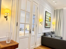 VOTRE Suite, 1 Bedroom (Royal Route View, 62 m2, ul. Królewska 2) | Egyptian cotton sheets, premium bedding, memory foam beds, in-room safe