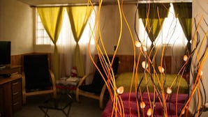 A hotel room with a bed, a desk, a chair, and a TV. - Apart Hotel Bahia Caracoles (Antofagasta)