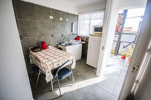 Kühlschrank, Mikrowelle, Wasserkocher, Kochgeschirr/Geschirr/Besteck