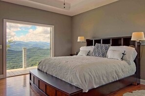 3 habitaciones, tabla de planchar con plancha y cuna de viaje 