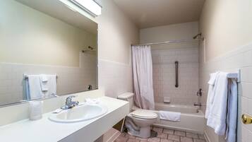 Basic Room | Bathroom | Combined shower/tub, towels