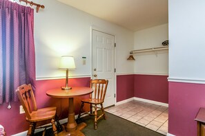Basic Room | Living area | TV - White Marsh Motel (White Marsh)