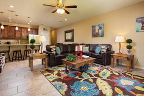 Smart TV, DVD player - Spacious, ground floor, upscale and gated on the Guadalupe River! Pool! (New Braunfels)