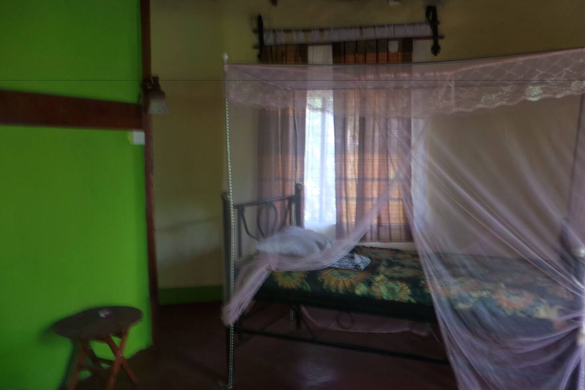 Tenda | Seprai premium, minibar, dan meja kerja