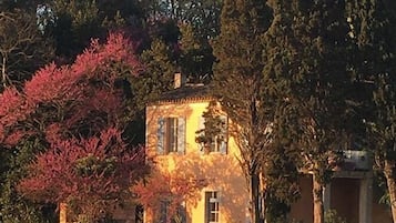 Appartement, salle de bains attenante, vue jardin (Gîte La Forge) | Extérieur