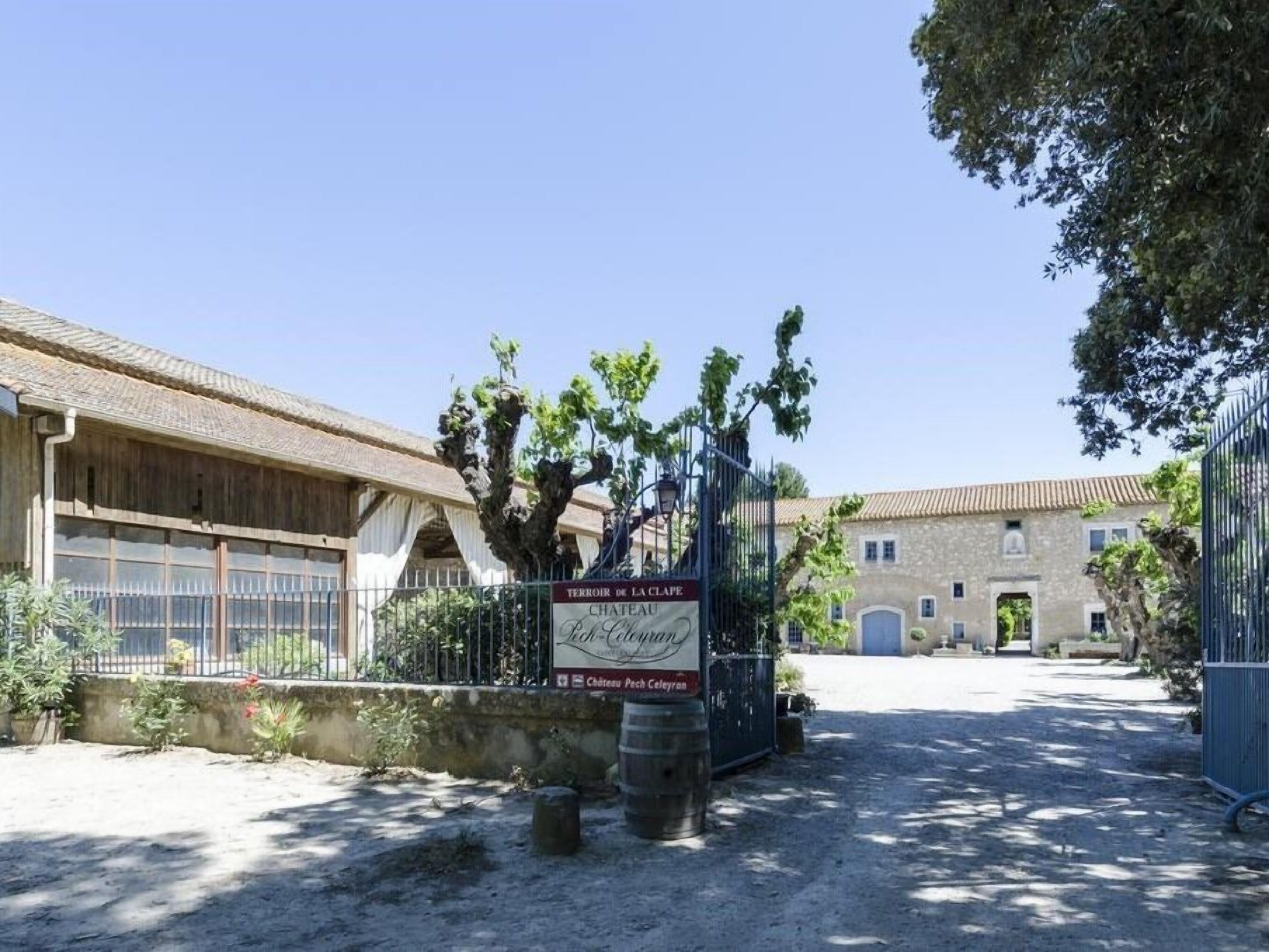 Un bâtiment rustique sur lequel on peut lire l’inscription « Terroir de la Clape, Château ».