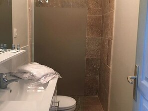Departamento, baño en la habitación, vista al jardín (Gîte La Forge) | Baño