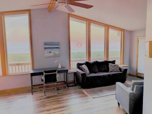 Smart-TV, Kamin, DVD-Player, Bücher