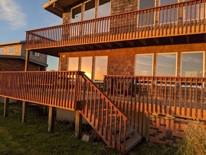 Clamming Dates thru Jan 6! Oceanfront on Grayland Beach; Wi-fi & Workspaces
