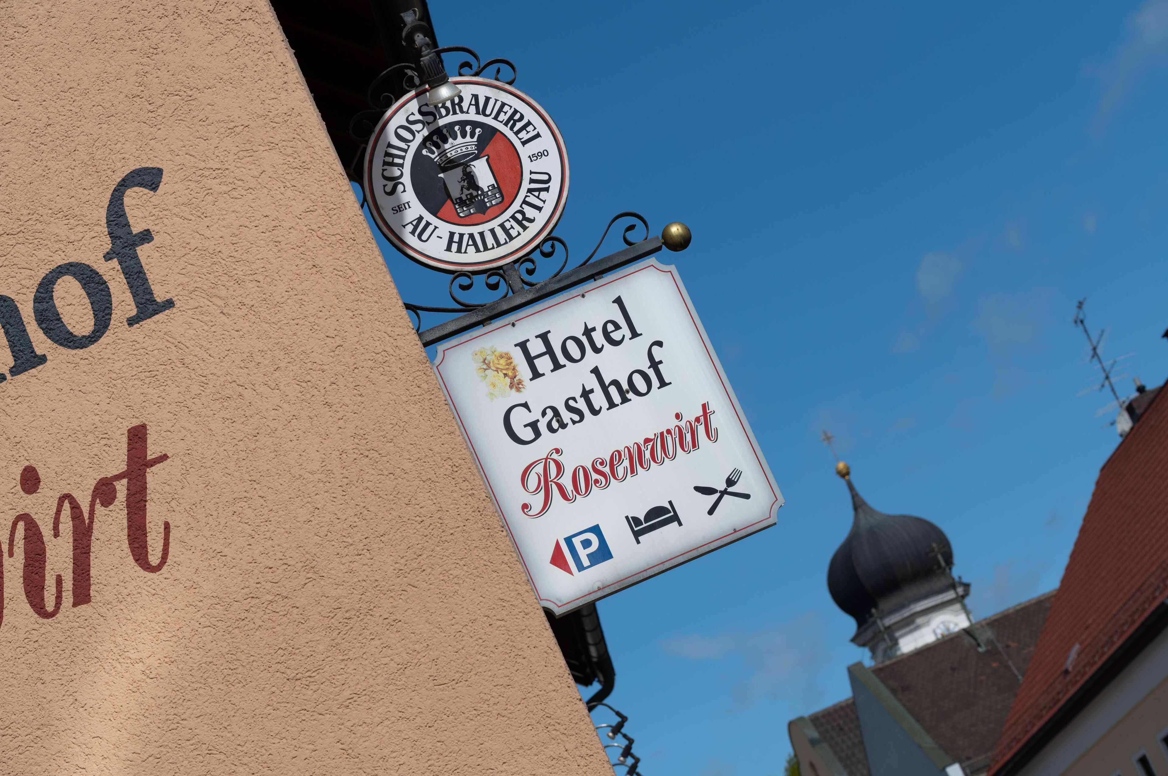 Schild für Hotel Gasthof Rosenviert, mit einem Parkplatz- und einem Bett-Symbol.
