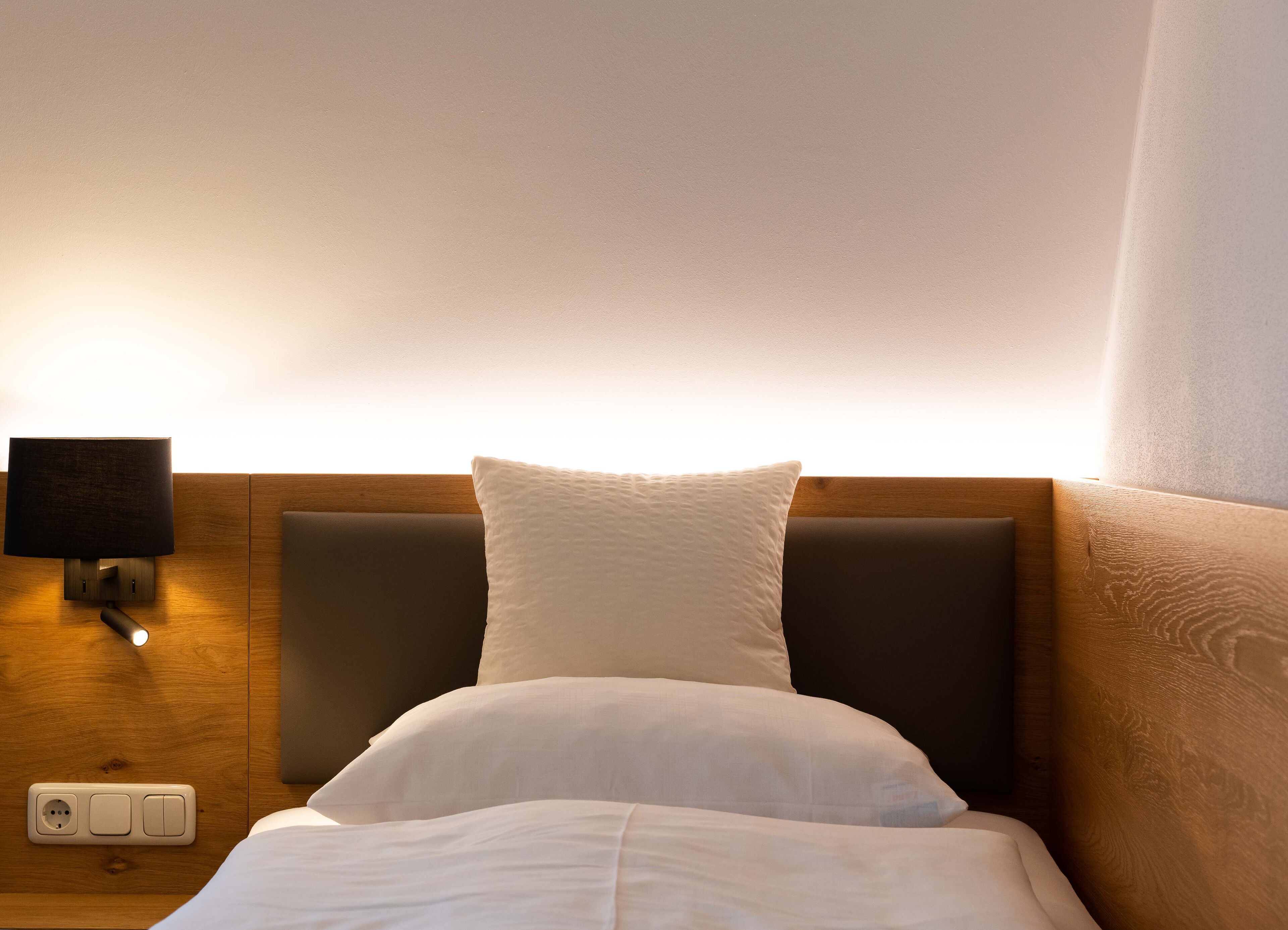 standard single room, ensuite (einzelzimmer) | premium bedding, desk, laptop workspace, bed sheets