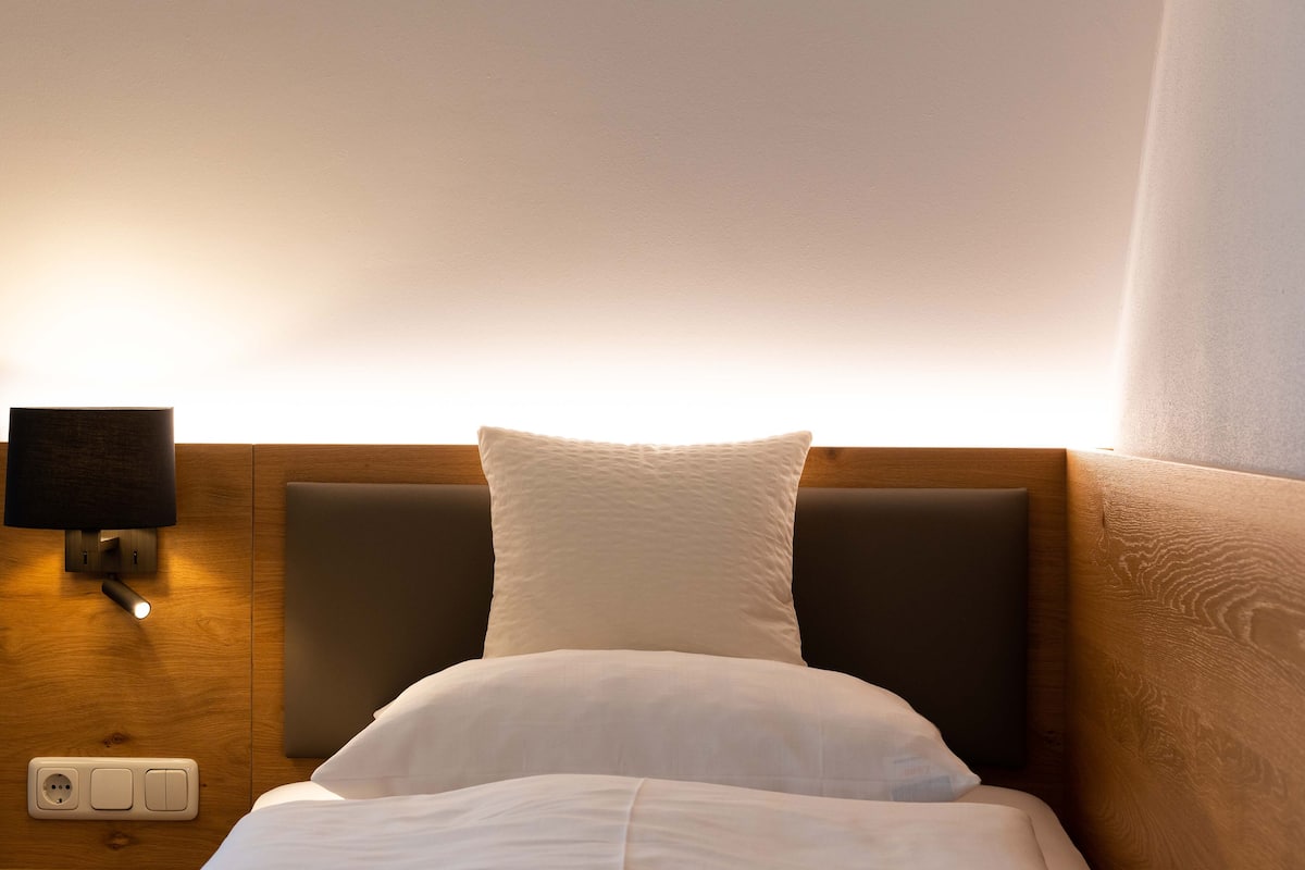 standard single room, ensuite (einzelzimmer) | premium bedding, desk, laptop workspace, bed sheets