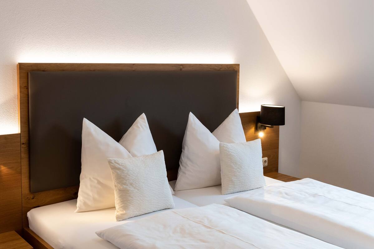 double room, ensuite | premium bedding, desk, laptop workspace, bed sheets