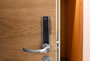 A modern door with a numeric keypad lock and a lever handle. - Hotel Gasthof Rosenwirt (Au in der Hallertau)