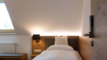 Standaard eenpersoonskamer, en-suite badkamer (Einzelzimmer) | Luxe beddengoed, een bureau, een laptopwerkplek, beddengoed