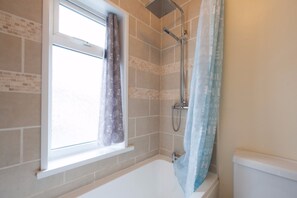 Bathroom - Holiday Home - Sleeps 7 (Hinckley)