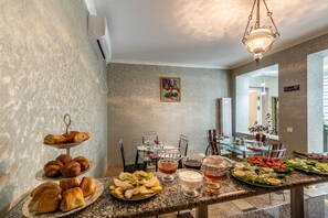 Mini-fridge, microwave, oven, stovetop - Q&B Hotel (Tbilisi)