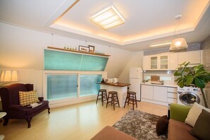 301 (Private) | 客廳 | 平面電視