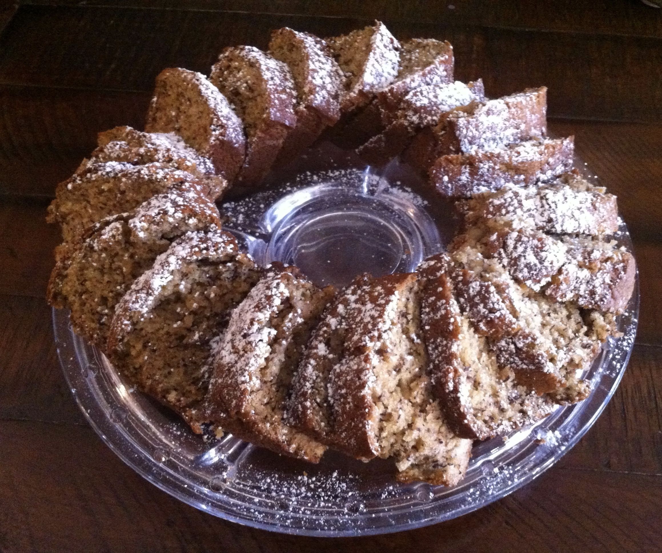 Een bundt cake op een transparante glazen schaal.