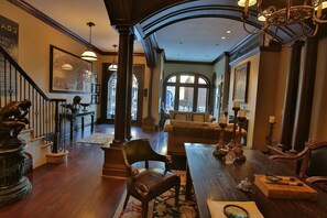 Lobby sitting area - Villa D' Citta (Chicago)