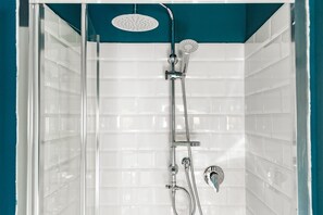 Appartement, 1 slaapkamer | Badkamer met douche