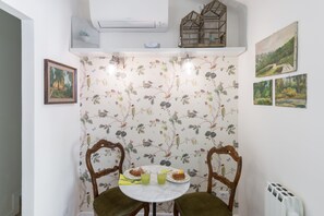 Standard Apartment | In-room dining