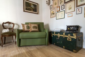 Standard-Apartment | Wohnbereich | 32-Zoll-Flachbildfernseher mit Digitalempfang, Smart-TV, Netflix