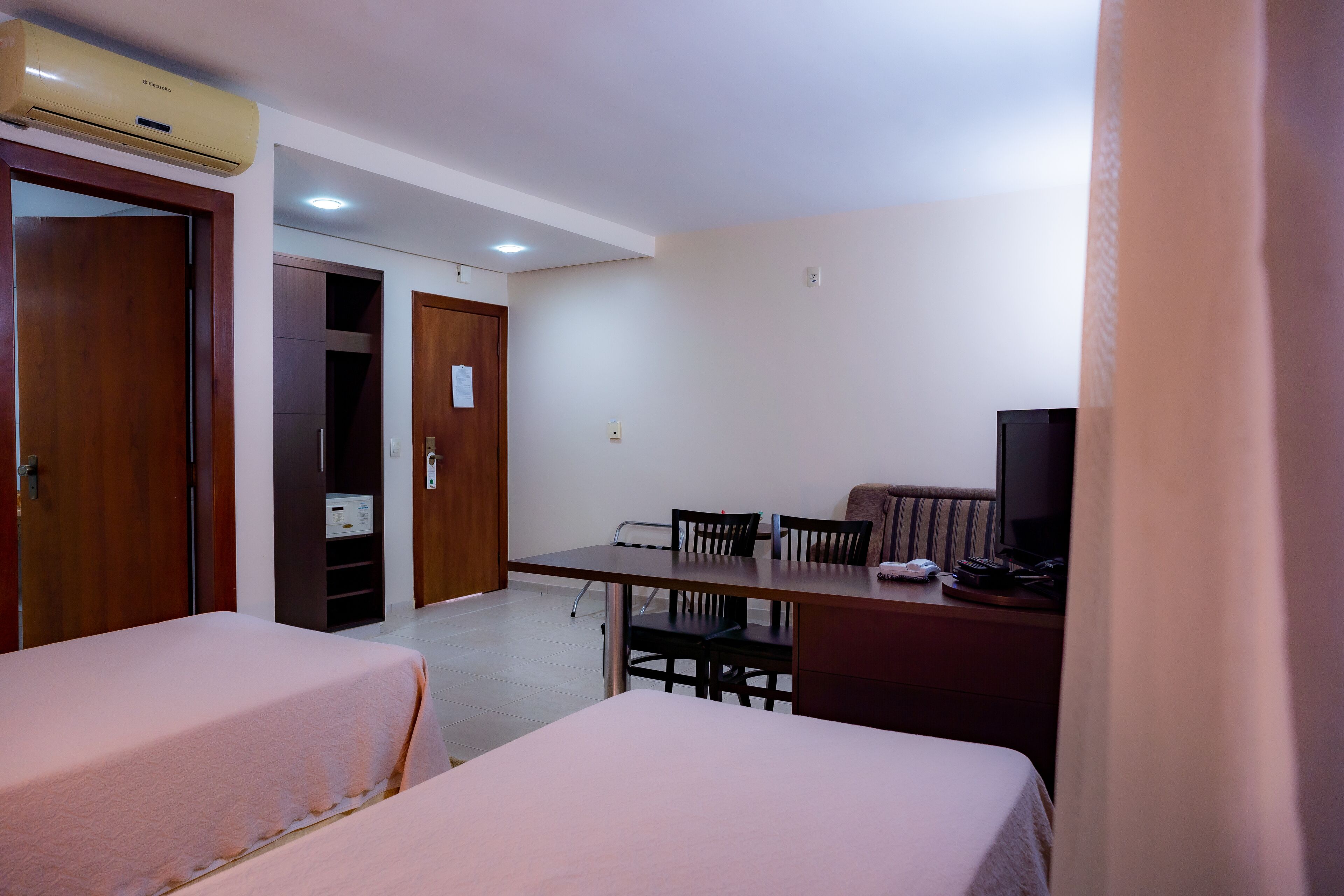 luxo duplo twin | minibar, in-room safe, desk, blackout curtains