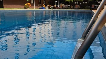 Piscine extérieure, chaises longues