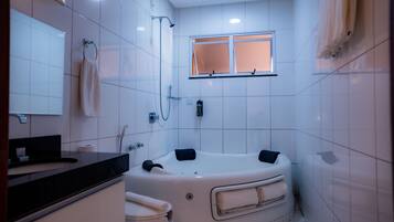 Une salle de bain moderne équipée d’une baignoire, de toilettes et d’un lavabo.
