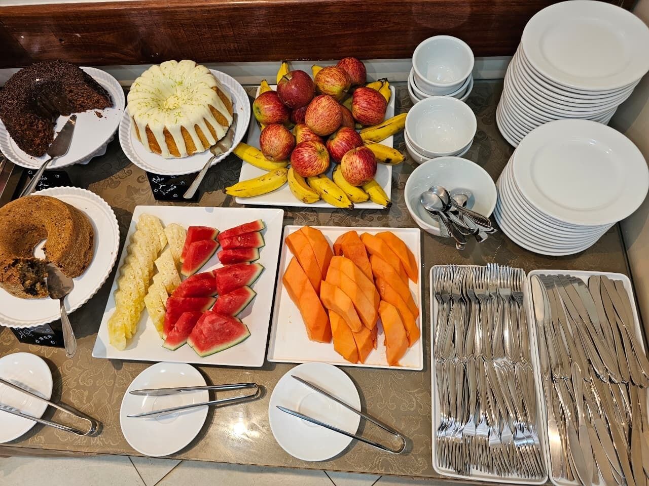 Una mesa de buffet con diferentes alimentos y utensilios.